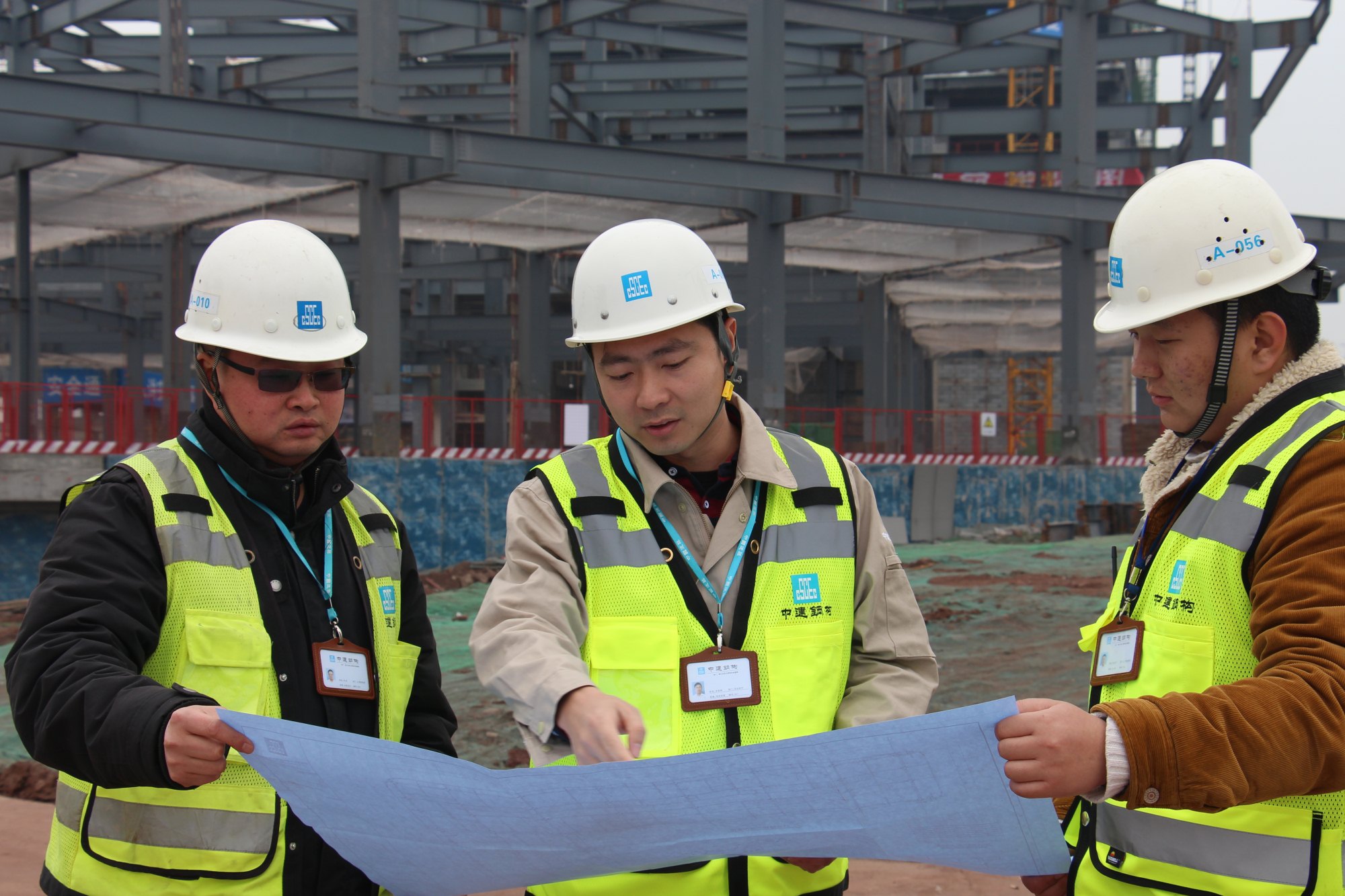 1563502268163254.jpg 开篇:朱邵辉在项目现场指挥工作_副本.jpg