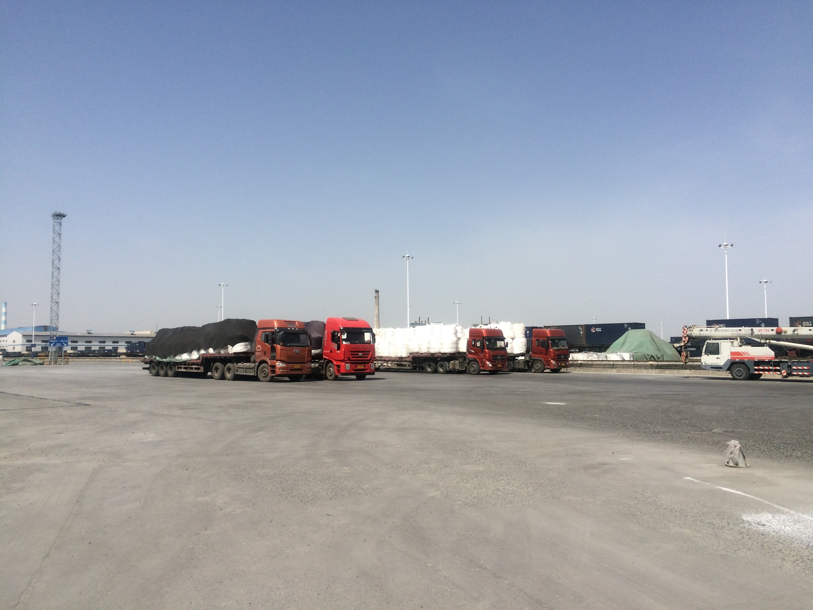 1625733494562347.jpg 众上供应链集装箱准备转运到厂.jpg