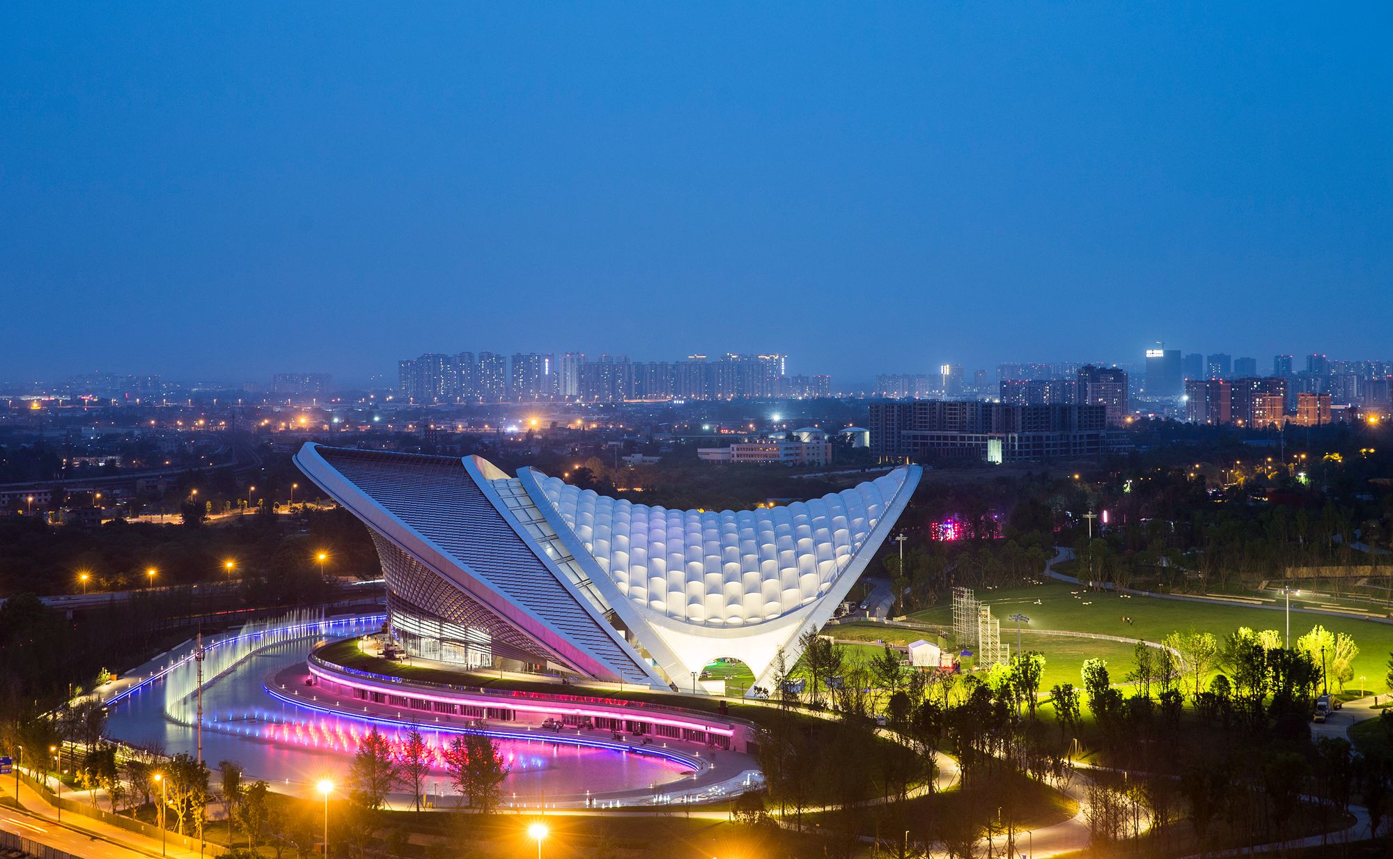 1637220549130485.jpg 成都露天音乐公园:项目是中国唯一一座以露天音乐广场为主题的地标性城市公园,占地592亩、39.5万平方米,可以容纳4.7万人。_副本.jpg