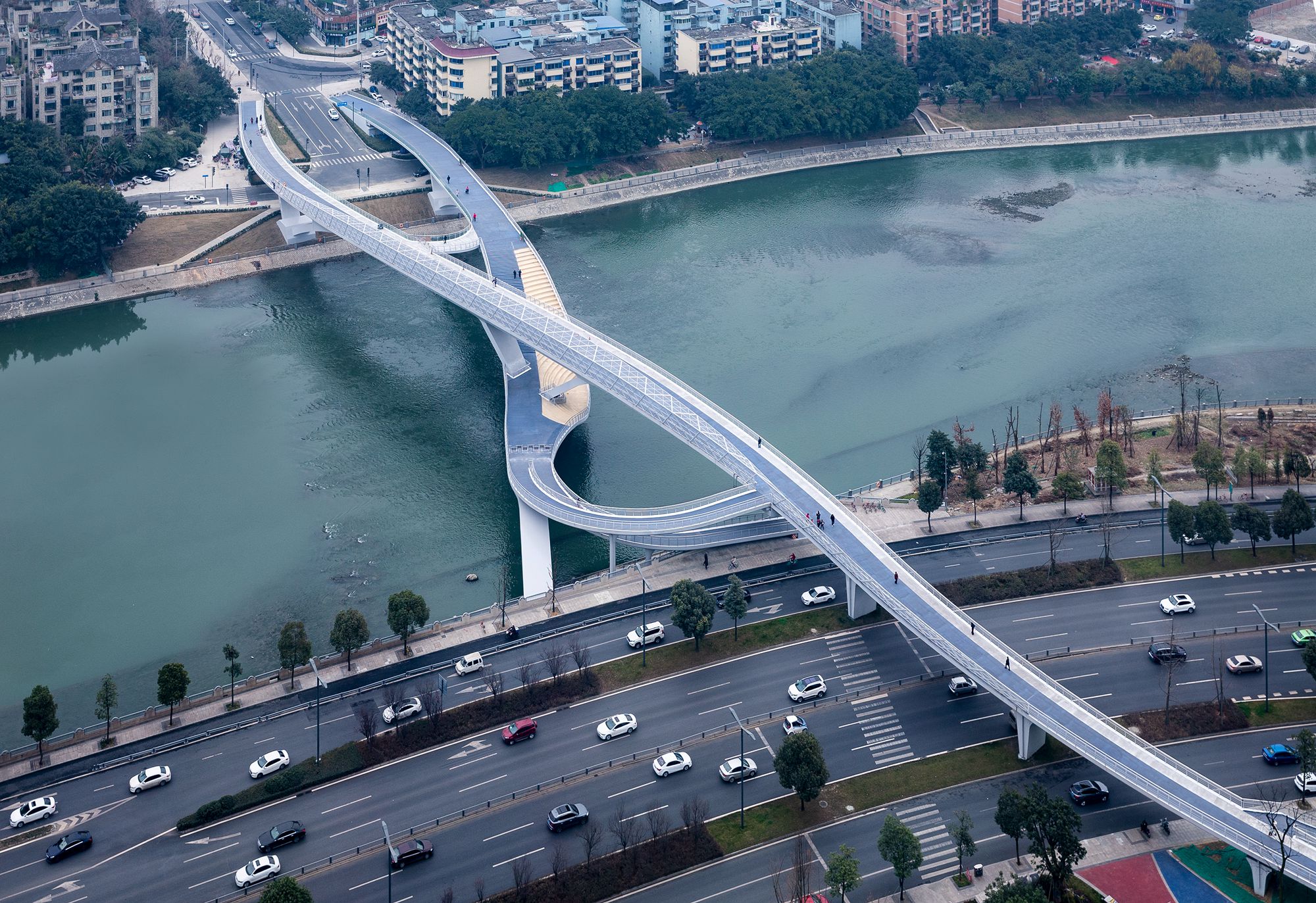 1637220799422630.jpg 五岔子大桥:项目为国内首座“莫比乌斯环”式异形拱桥,由4000块截面、弧度、重量与形状各异的钢板实现钢结构造型。_副本.jpg