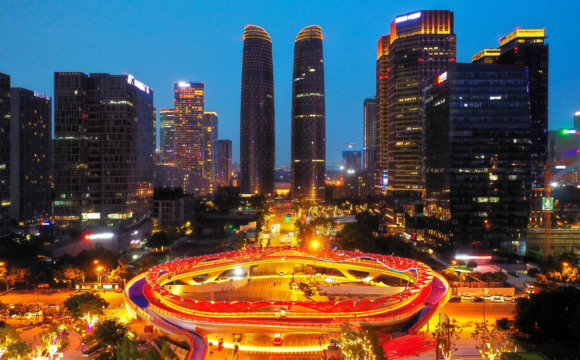 1637220823508917.jpg 交子之环:项目为国内首座多元场景人行天桥,与高达218米的天府国际金融中心双子塔和大批超高层建筑群构成“一环双塔”的新格局。_副本.jpg